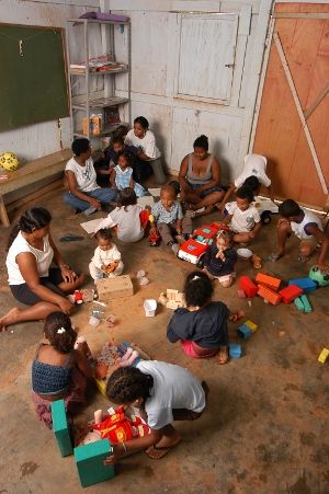 Atividade de brinquedos e brincadeiras com crianças