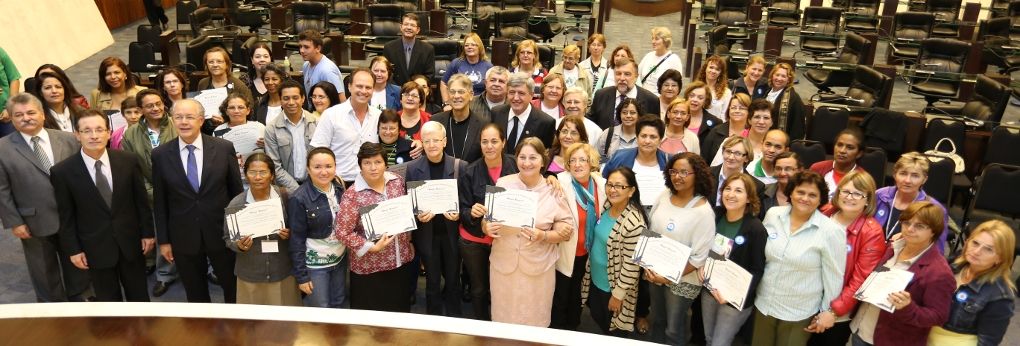 Representantes da Assembleia Legislativa e homenageados da Pastoral da Criança