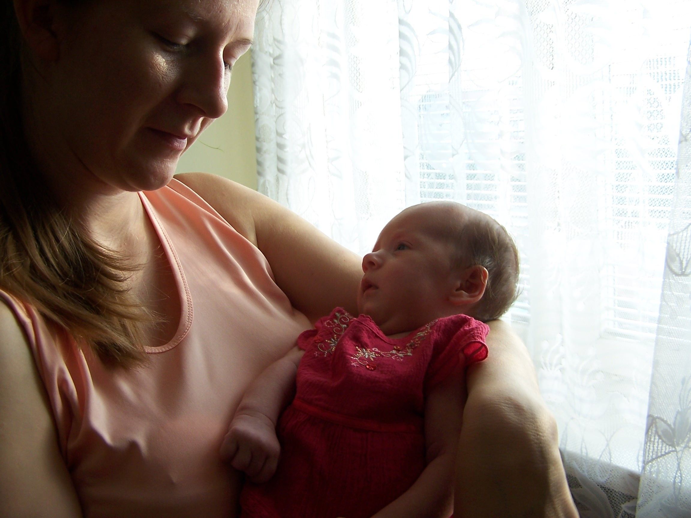mãe com bebê recém nascido no pós parto
