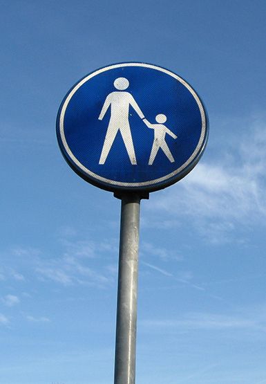 placa de transito com adulto e criança