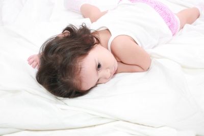crianca-deitada-na-cama