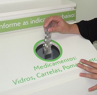 mulher-fazendo-o-descarte-correto-de-medicamento