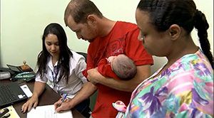 Foto: Globo MG - Belo Horizonte pais registrando bebê no cartório